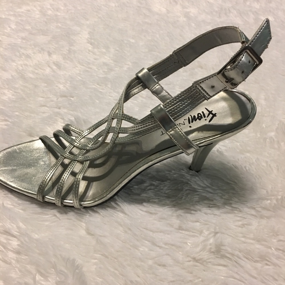 Silver Heels - Picture 3 of 8